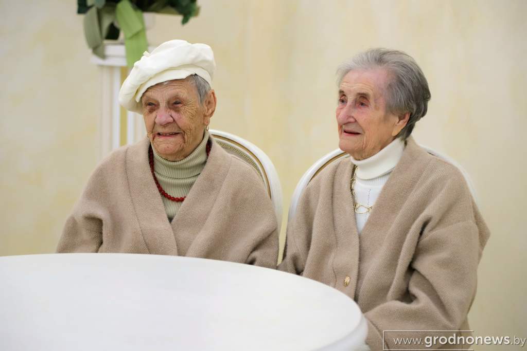 В Волковыске сестер-близнецов чествовали со 100-летним юбилеем
