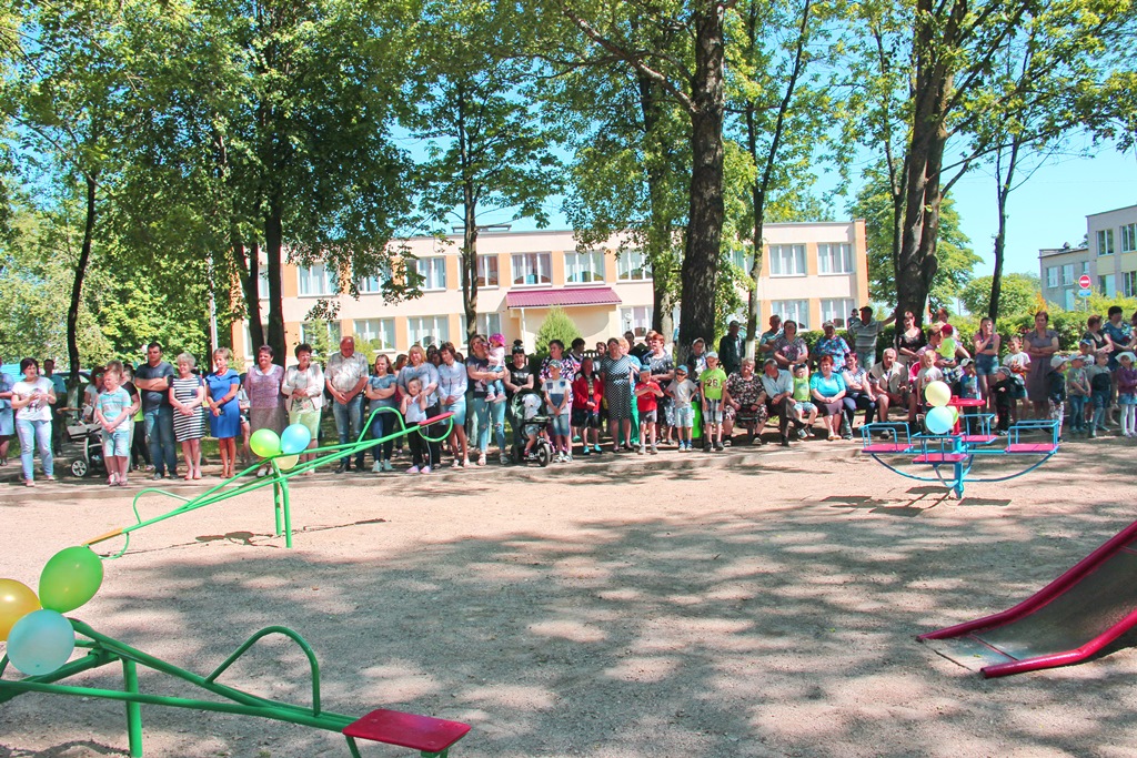 В агрогородке Пархимовцы торжественно открыли детскую игровую площадку