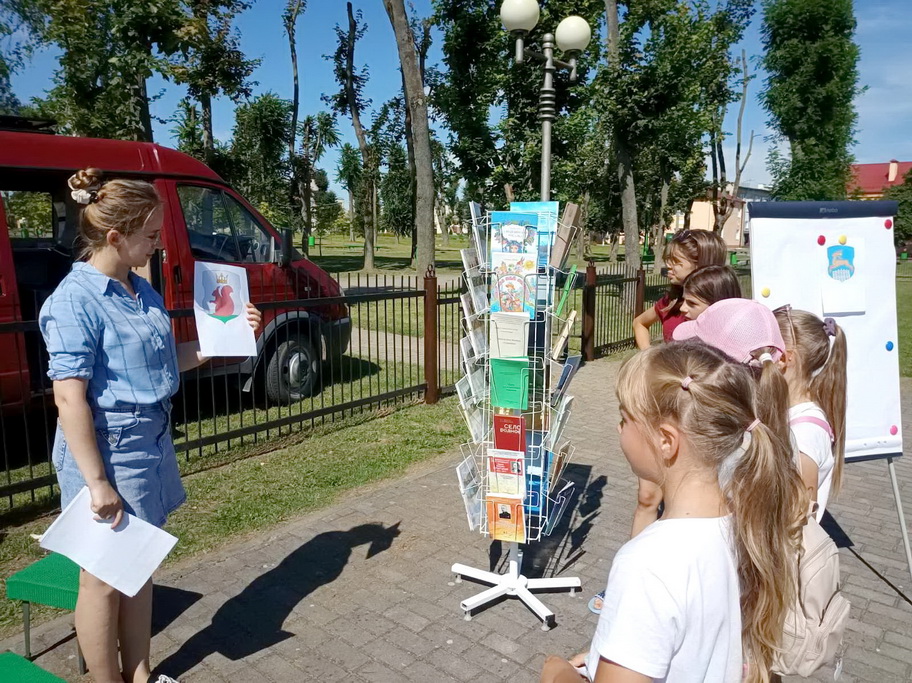 Юныя наведвальнікі бібліятэчнай пляцоўкі ў скверы імя 500-годдзя Вялікай Бераставіцы вывучалі родны край