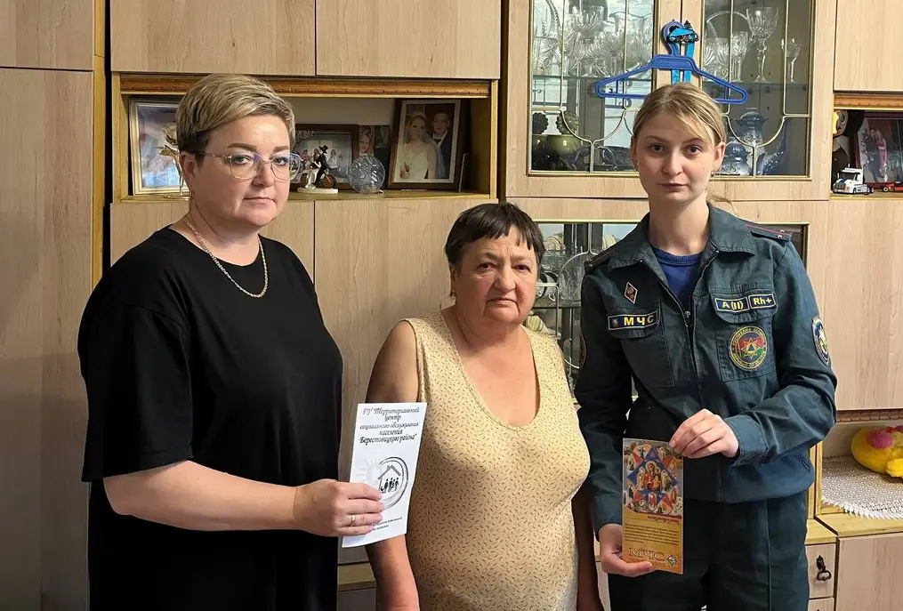 Забота о каждом доме: в Берестовицком районе продолжают устанавливать пожарные извещатели