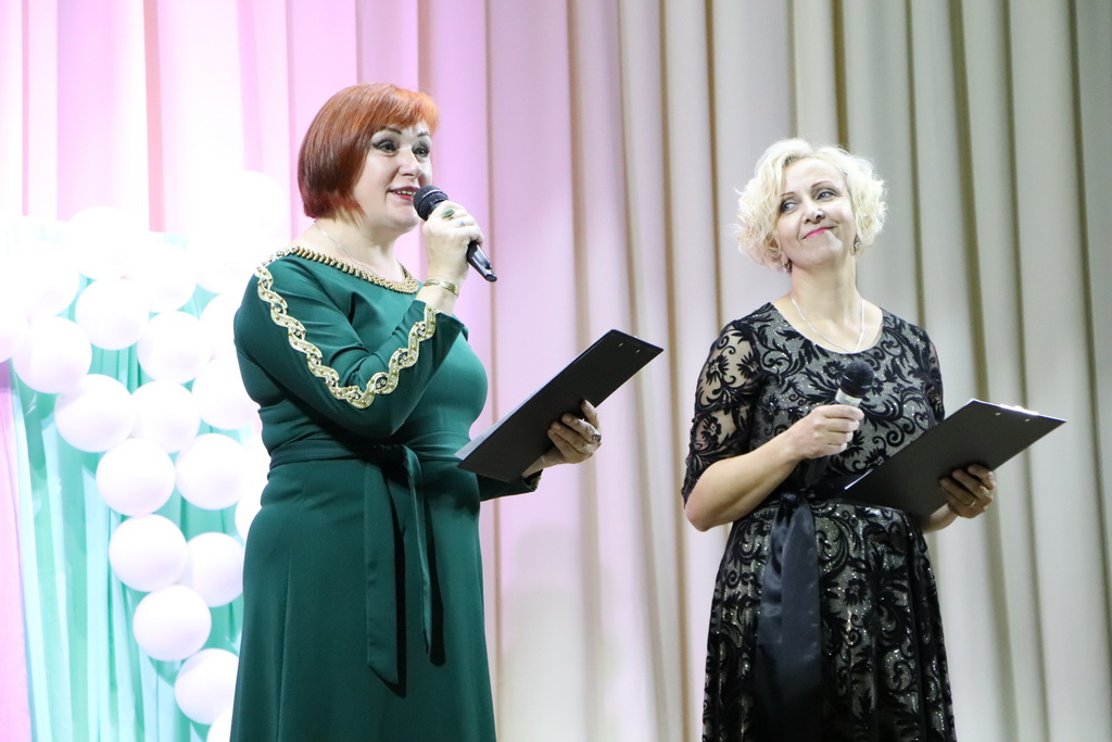 С любовью к маме. Берестовичанок поздравили с Днем матери