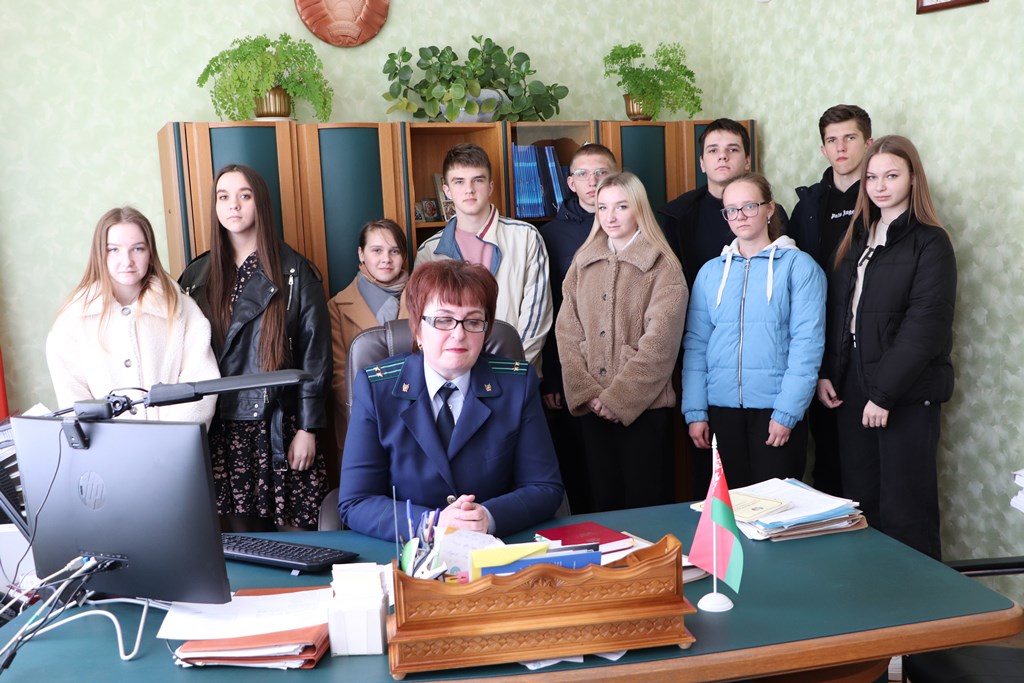 В рамках областной акции "День с прокурором" одиннадцатиклассники Большеберестовицкой средней школы посетили прокуратуру Берестовицкого района