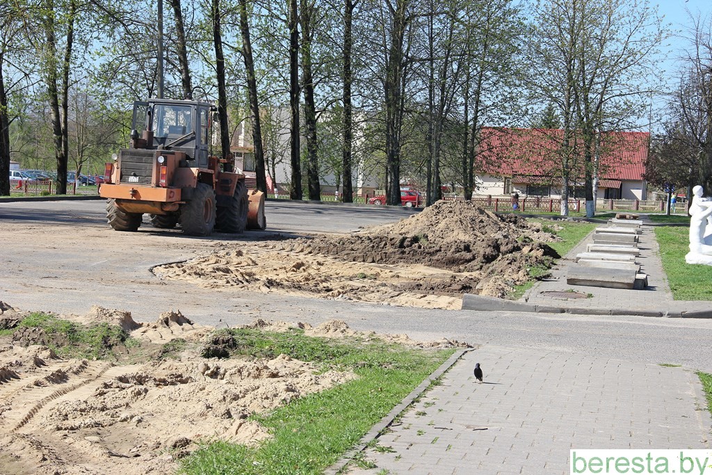 Во время субботника благоустраивалась стоянка для автомашин в Большой Берестовице