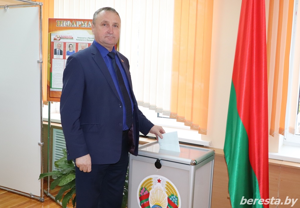 Председатель Берестовицкого райкома профсоюза работников АПК Владимир Онищик принял участие в досрочном голосовании