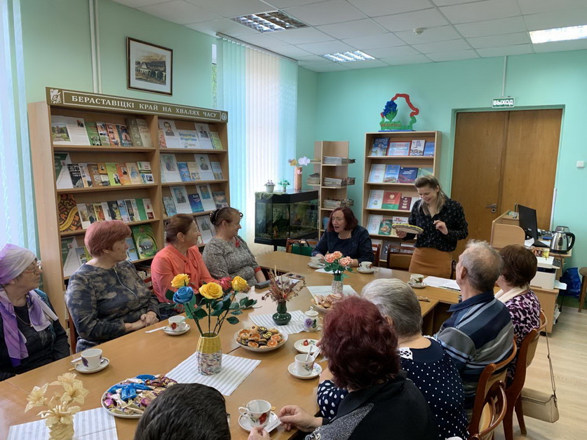 «Осень возраста – богатство души». В Берестовицкой районной библиотеке прошло очередное заседание любительского объединения «В кругу друзей»