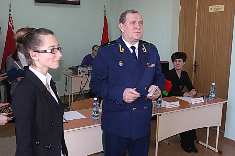 Пракурор Гродзенскай вобласці ўручыў пашпарты 14-гадовым школьнікам