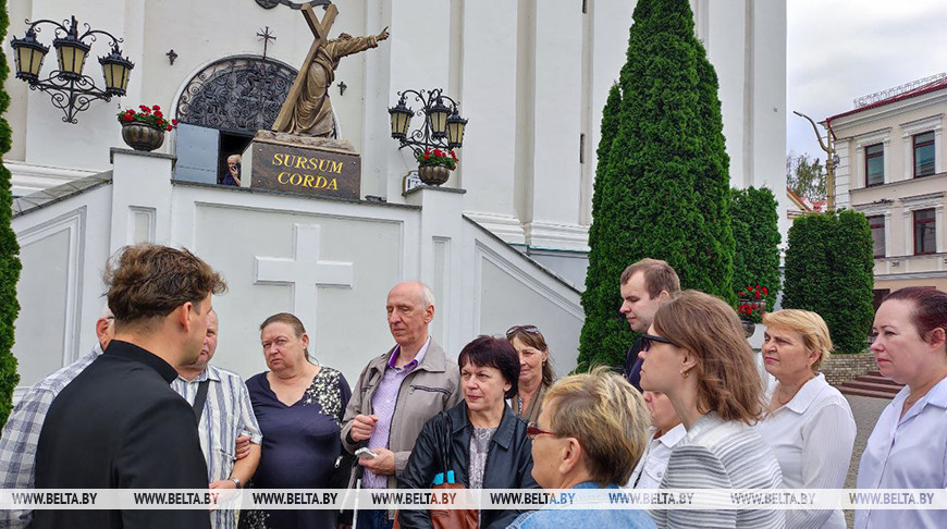 "Гродно в формате тифло". Экскурсию в Фарный костел организовали для незрячих горожан