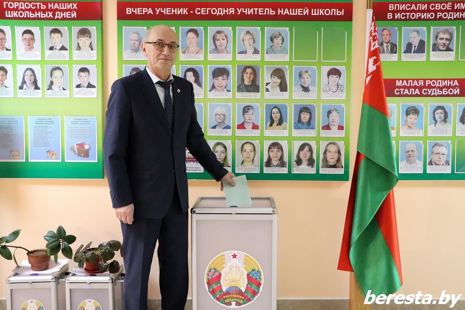 Председатель Берестовицкого райисполкома Антон Кулисевич проголосовал на Школьном участке №2 в г. п. Б. Берестовица