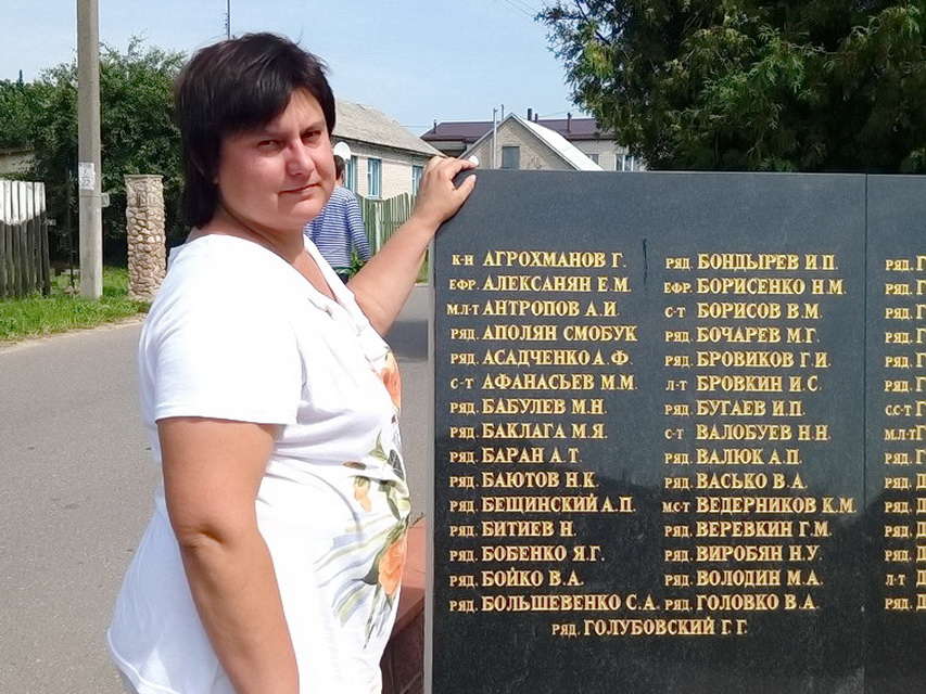 Внучка_Ольга_неймет_у_памятника_деда_новый размер.jpg