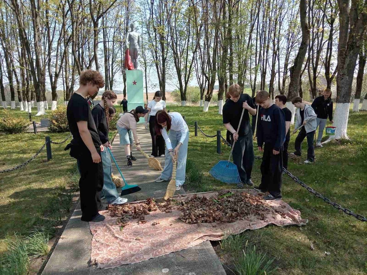 Подвиг героев жив в сердцах! Активисты Большеберестовицкой СШ приняли участие в акции «Их подвиг в памяти потомков сохраним!»