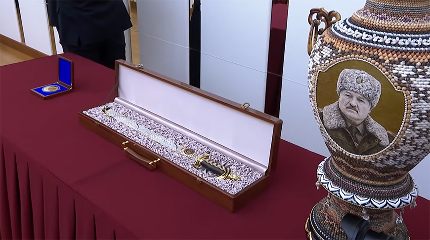 Оружие, золотые изделия, предметы искусства. Александр Лукашенко и Ким Чен Ын обменялись подарками