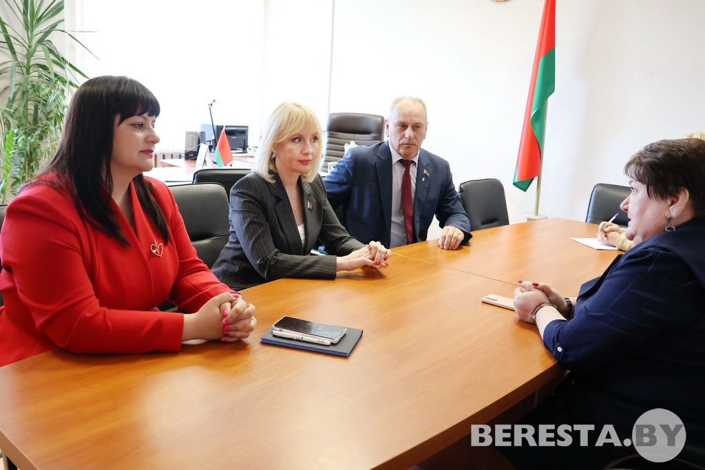 Сенатор Елена Стальбовская провела прием граждан в Больших Эйсмонтах