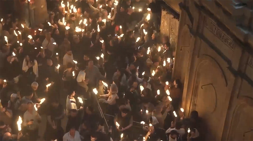 Благодатный огонь сошел в храме Гроба Господня в Иерусалиме 