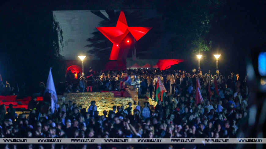 Тысячи человек приняли участие в митинге-реквиеме в Брестской крепости