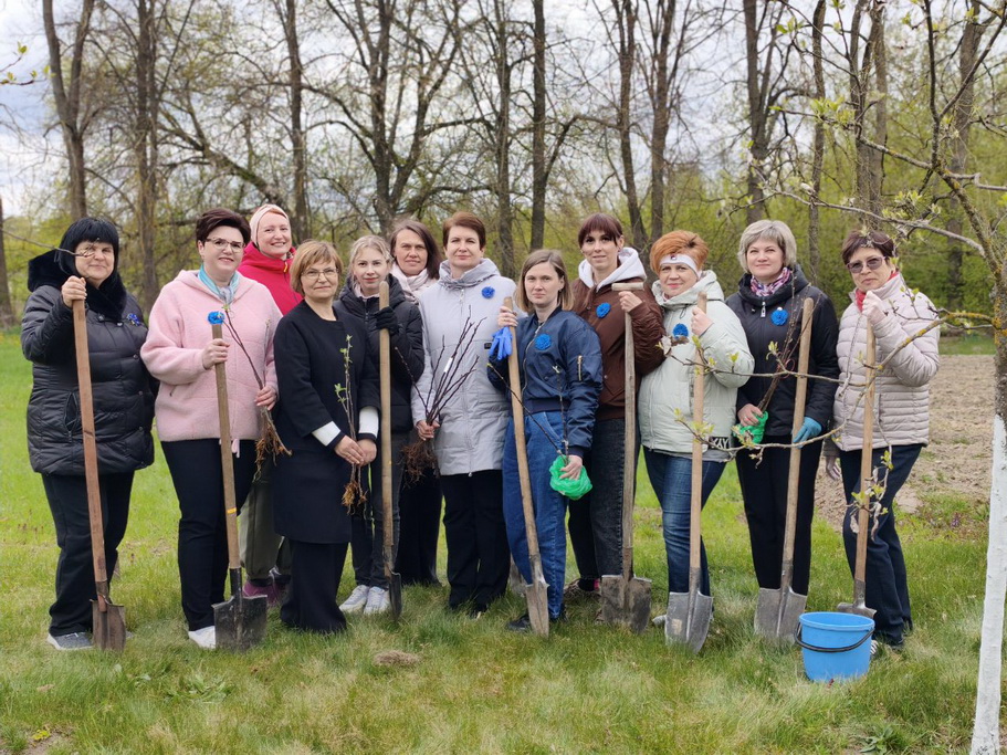 Яблоневый сад в Год белорусской женщины. В агрогородке Олекшицы присоединились к масштабной акции БСЖ