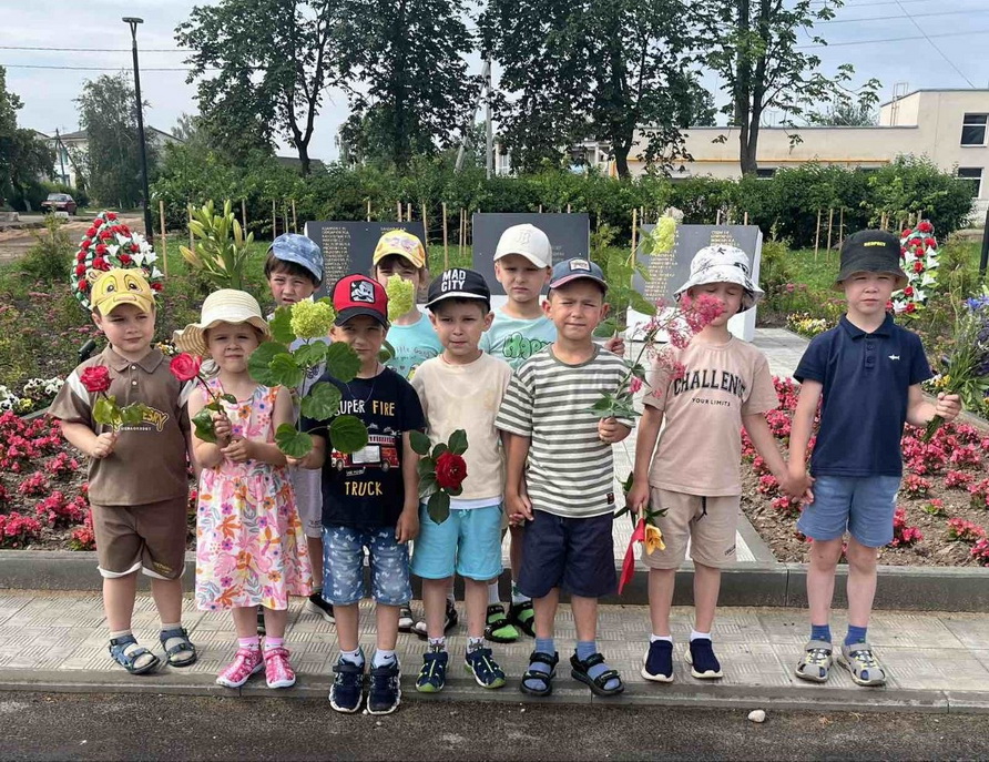 Дошкольники агрогородка Олекшицы почтили память героев Великой Отечественной войны 