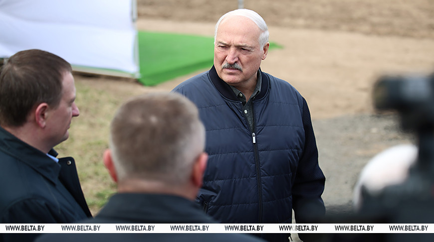 Александр Лукашенко в Праздник труда ознакомился с "космическим кораблем" в отечественном тракторостроении