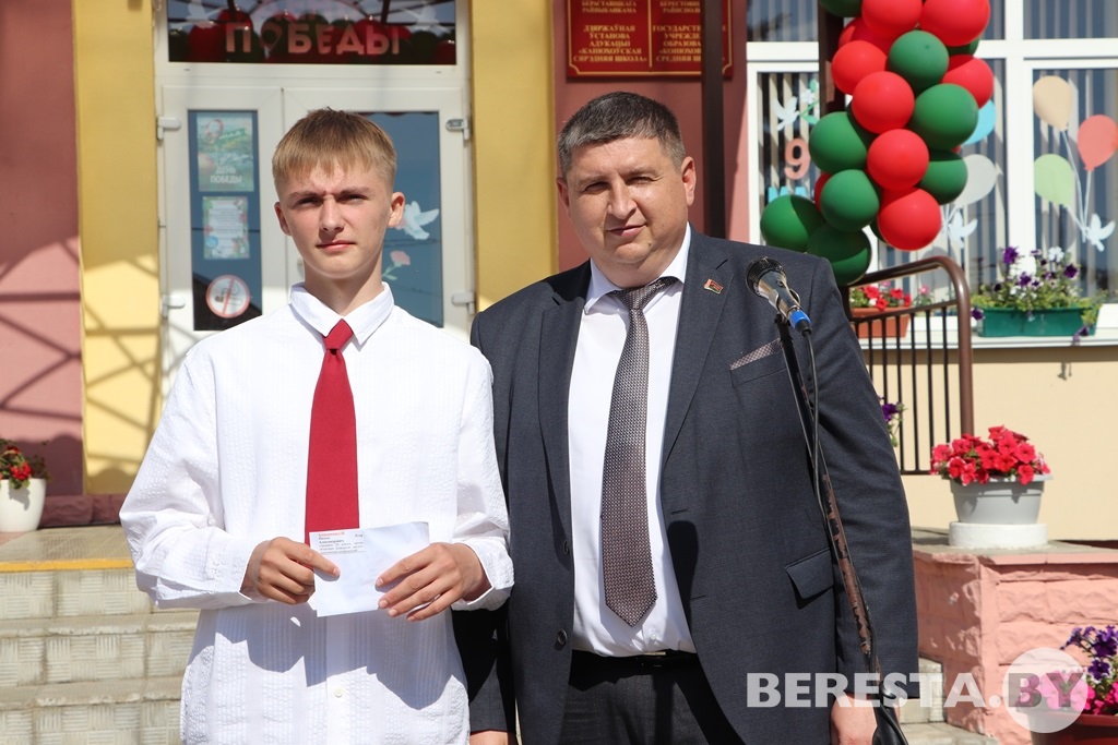 Председатель Берестовицкого райисполкома Дмитрий Кадргулов побывал на торжественных линейках в Олекшицкой и Конюховской средних школах