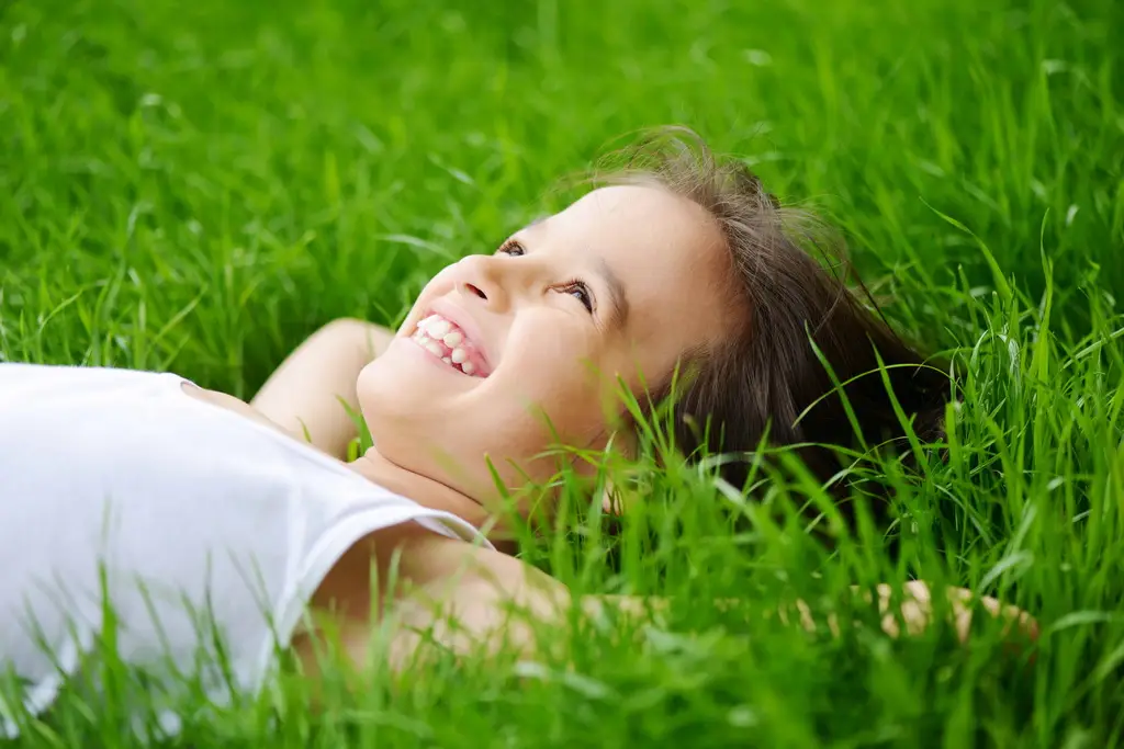 happy-child-enjoying-on-grass-field-and-dreaming_SKZgMdeA4s.jpg