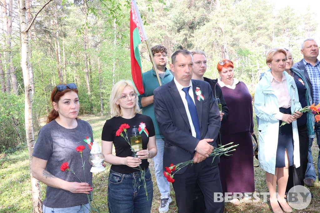 На Берестовитчине прошла патриотическая акция «Народное возложение»