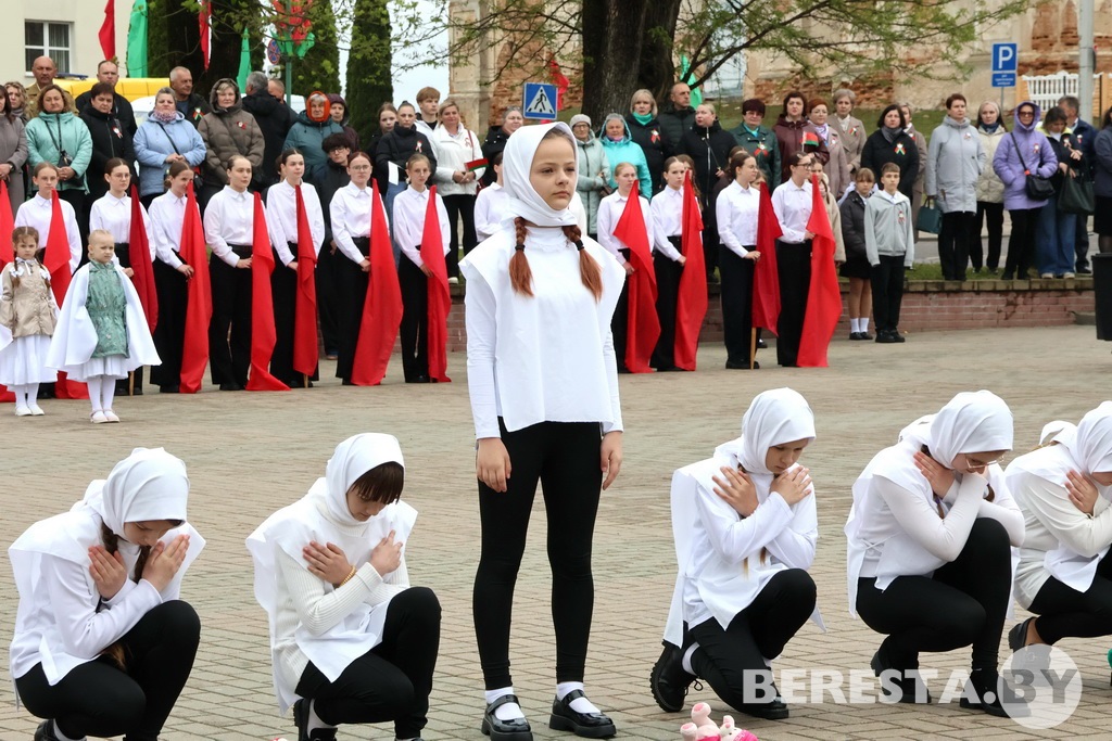 «Спасибо Вам, что мы войны не знали». На Ратушной площади в Большой Берестовице состоялась музыкальная зарисовка ко Дню Победы