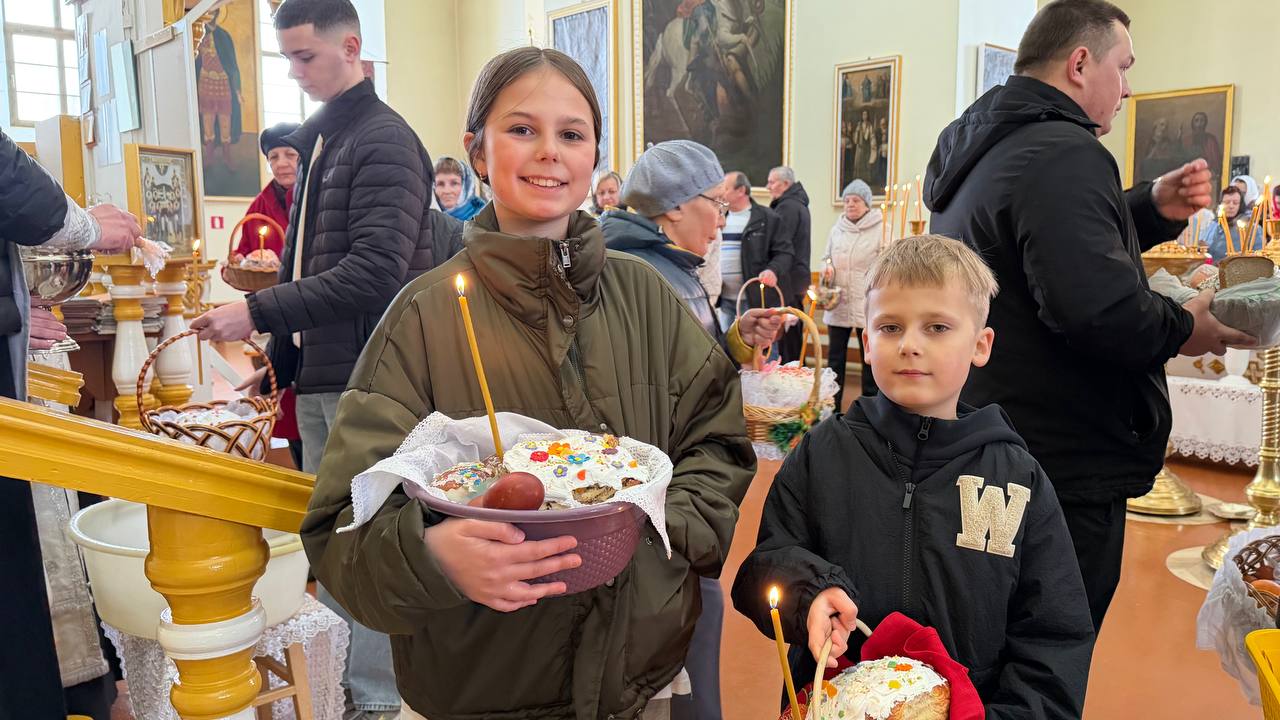 В Большой Берестовице проходит освящение пасхальных угощений в храме Святителя Николая Чудотворца