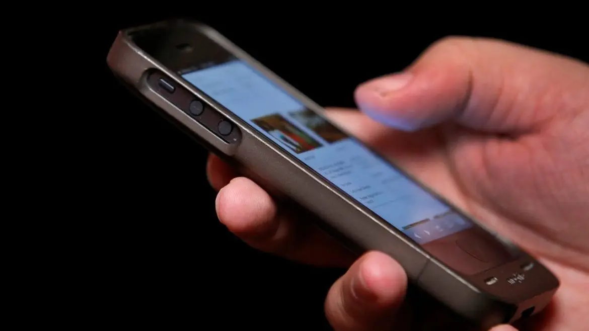 1-derzhim-telefon-odnoj-rukoj.jpeg 1-derzhim-telefon-odnoj-rukoj.jpeg