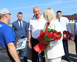 Юрий Караев наградил лидера в уборке озимого ячменя