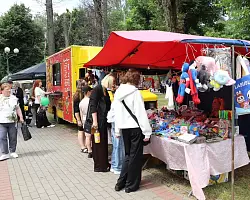 На праздновании Дня Независимости в Большой Берестовице работала выездная торговля и развлечения для детей