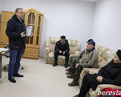 Председатель Берестовицкого райкома профсоюза работников АПК Владимир Онищик встретился с коллективом КФХ «Константа»