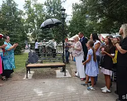 Мелодии Песняра. В Минске открыли музыкальную скамейку Владимира Мулявина
