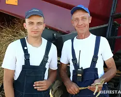 Семейный экипаж комбайнеров Виктора и Максима Гойликов из РСУП «Олекшицы»  – в деле!
