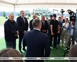 Александр Лукашенко посещает хозяйство, где разводят красную породу коров