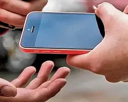 Не давайте телефон в руки: о чем просят мошенники прохожих на улице