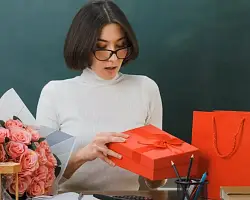 Что можно и чего нельзя дарить педагогу: памятка для родителей