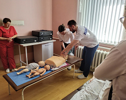 Шаг к спасению жизней: у десятиклассниц началась медицинская практика 
