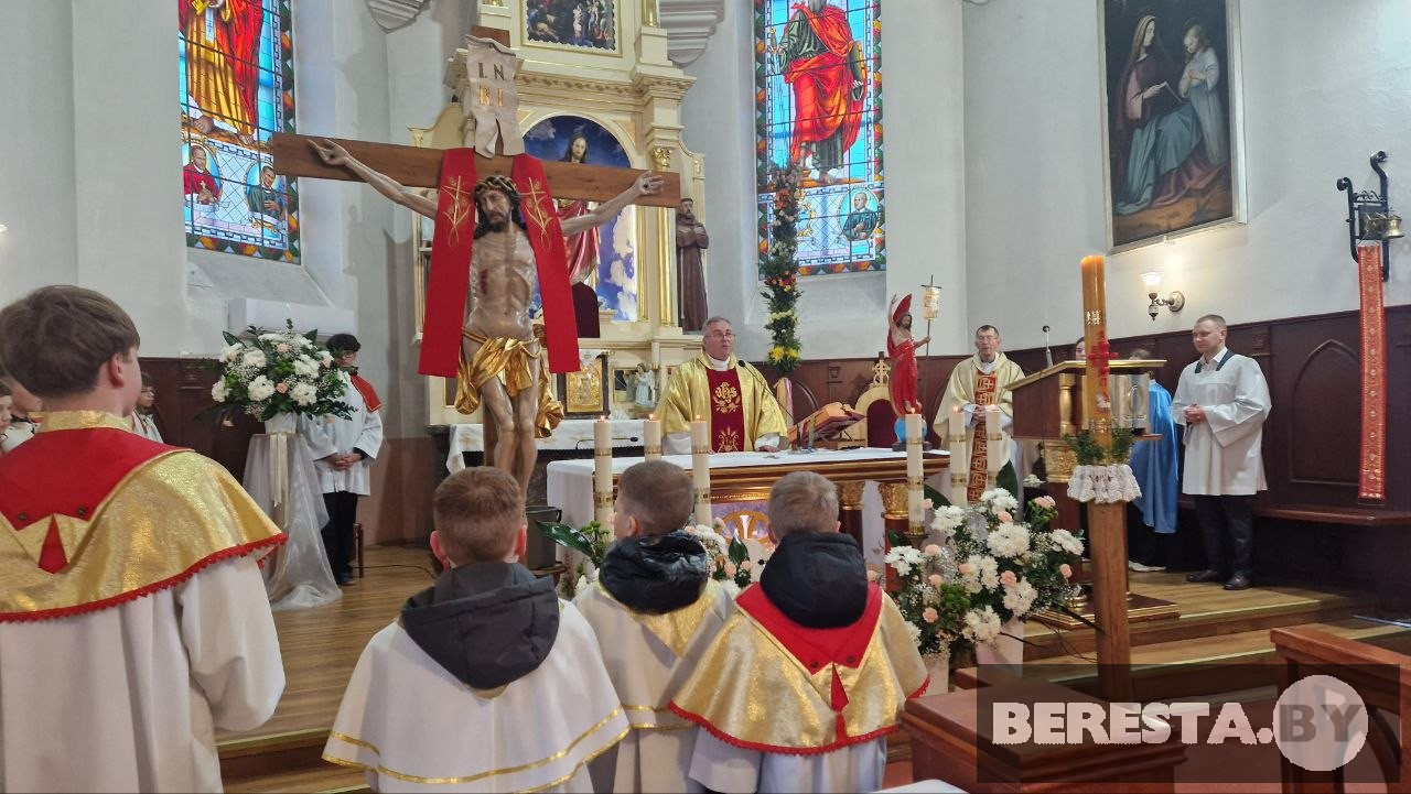 Бераставічане святкуюць Светлае Хрыстова Уваскрасенне  па календары каталіцкай канфесіі