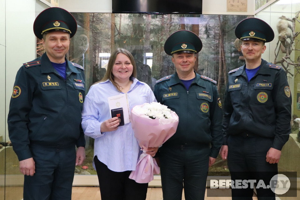 Берестовичанке Анне Шаповаловой вручили нагрудный знак «Жена офицера-спасателя»