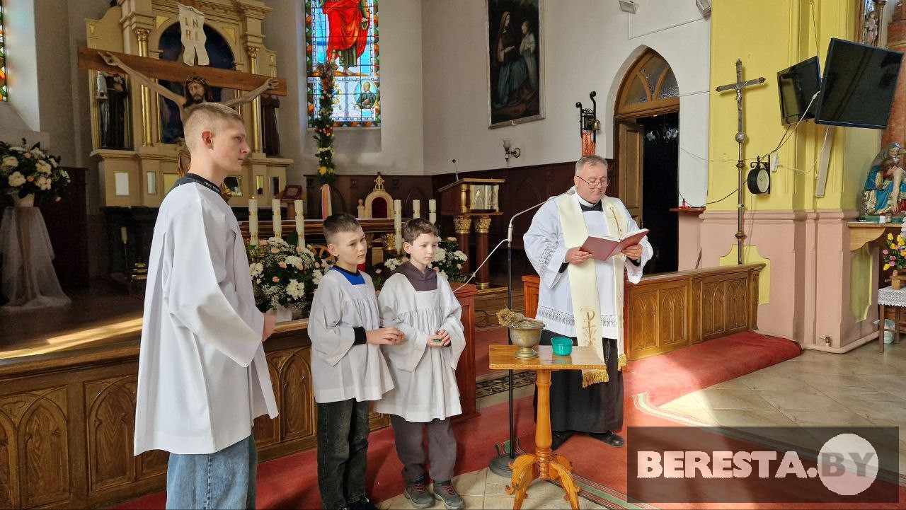 Каталіцкія вернікі  асвячаюць велікодныя стравы ў касцёле Перамянення Пана ў Вялікай Бераставіцы