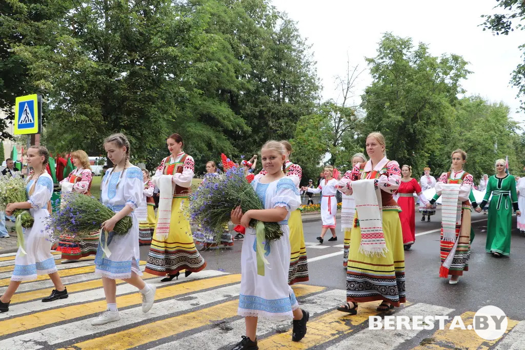 Беларусь созидательная. В Большой Берестовице состоялось торжественное шествие в честь Дня Независимости