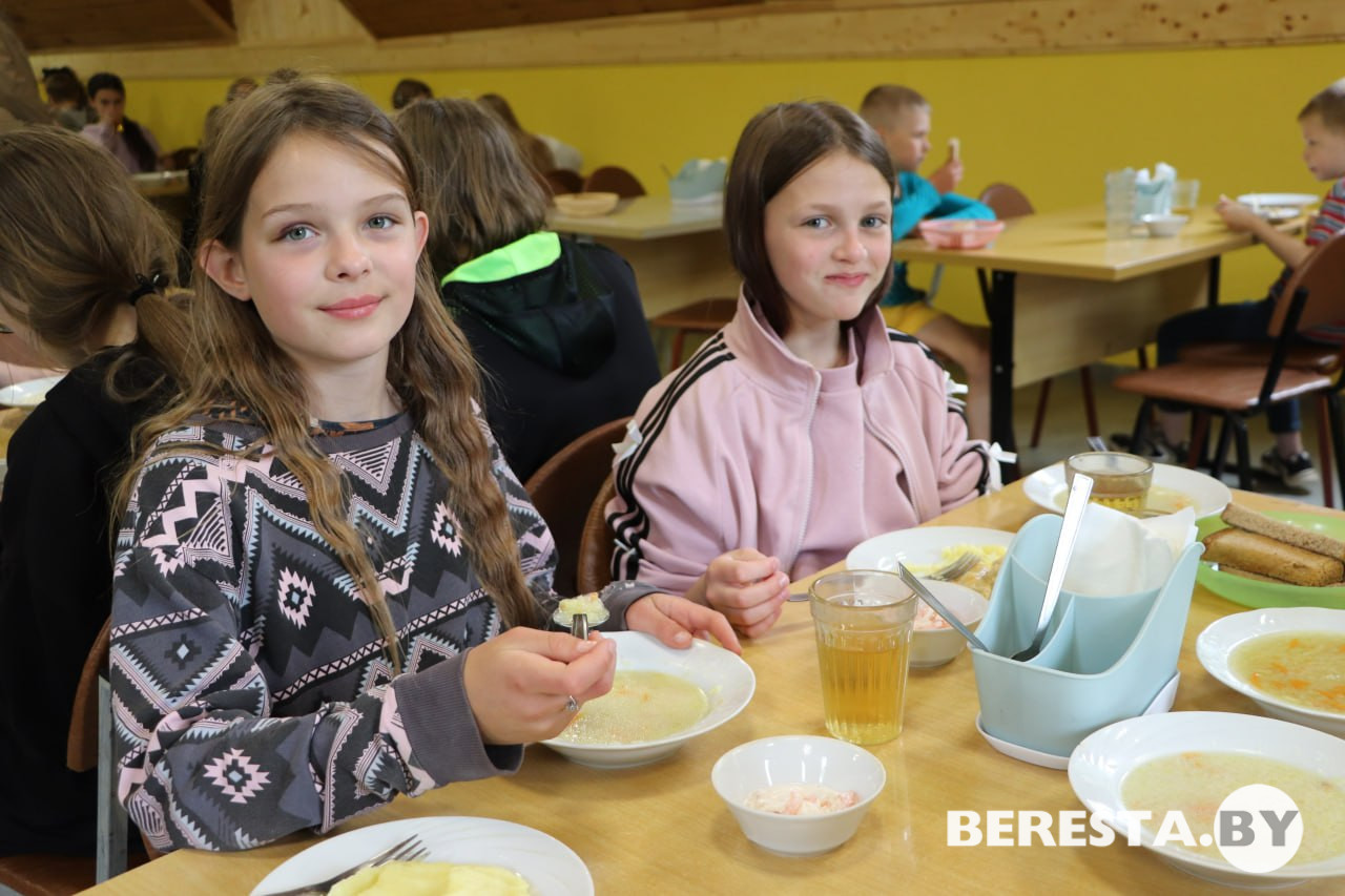 «Вкусно, полезно, по-домашнему». Узнали, как кормят ребят в ДОЛ «Берестовицкий» 