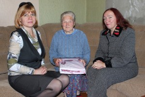 спецыяліст ТЦСОН Наталля Карвацкая і старшыня райсавета ветэранаў Алена Сілкова разам з Неанэлай Анісімаўнай Раздзялоўскай (у цэнтры). 
