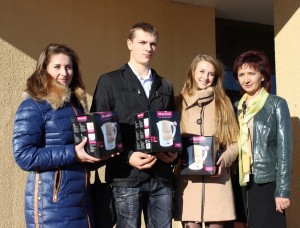 Молодые специалисты СПК «Малоберестовицкий элитхоз» агроном Юзефа Колесникова, помощник заведующего МТФ «Малая Берестовица» Евгений Овсейко, агроном по защите растений Татьяна Лойша вместе с заместителем председателя по идеологической работе Татьяной Женгелевич.