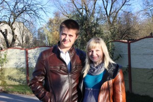 Молодые специалисты Александр и Анна Кладко создали семью еще в студенческие годы, во время учебы в Гродненском аграрном университете, у них уже подрастает сынок Константин. В этом году они прибыли по распределению в СПК «Олекшицы» и сразу получили благоустроенное жилье – отдельный коттедж. Александр приступил к работе агрономом-агрохимиком, а Анна – агрономом участка, правда, сейчас она уже ушла в декретный отпуск. Молодые супруги рассказали, что их в хозяйстве приняли очень хорошо, оказывают всяческую поддержку, поэтому они намерены остаться жить и работать в Олекшицах. Александр подчеркнул, что возможностей для профессионального развития молодых специалистов в СПК «Олекшицы» хватает, остается только их реализовать.