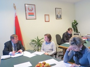 Заместитель председателя райисполкома Александр Рахуба во время приема в Конюховском сельисполкоме