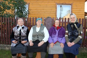 Эти женщины всю свою жизнь живут по соседству в Пархимовцах.  Их судьбы – это судьба родной деревни. За  плечами у каждой –   десятилетия плодотворной  работы в животноводстве и полеводстве. Эти мудрые женщины знают  цену и нелегкого сельскохозяйственного труда, и    непростого деревенского быта.   Но, несмотря ни на что, сумели сохранить неподдельный интерес к жизни во всех ее проявлениях.  Они по-прежнему инициативны,  любознательны, неравнодушны. И – настоящая опора для родных и близких. На снимке: (слева направо)  Галина Владимировна Хилюта, Вера Тимофеевна Трахимович, Анна Петровна Жицкая, Фаина Андреевна Артюхевич.