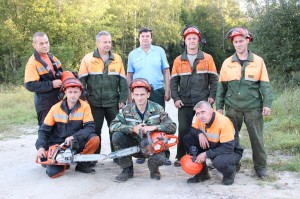 Лесничий Олег Грамович (стоит в центре); стоят (слева направо) – вальщики Валентин Козловский, Юрий Меленец, Александр Коваленя, Владимир Бойко; сидят – вальщики Александр Новошинский, Юрий Ахременя, Михаил Кохно.  