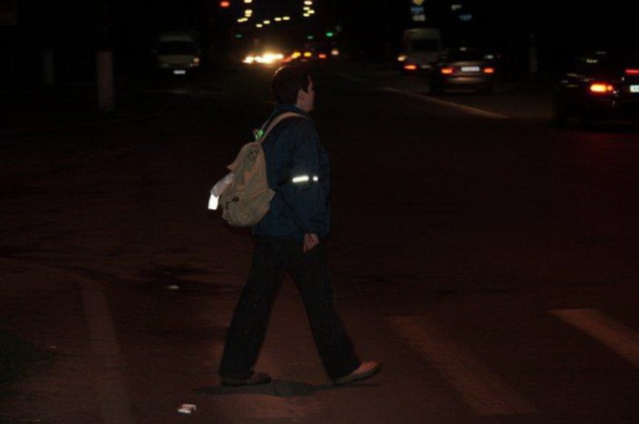 В темное время видно. Пешеход в темноте. Пешеход ночью на дороге. Пешеход в темное время суток. Светоотражатели в темноте.
