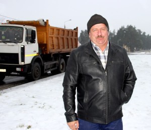 Сергей Хейлик работает водителем в хозяйстве с 1986 года. За 30-летний период своей трудовой деятельности он перевез сотни тысяч тонн различных сельскохозяйственных грузов. Часто ездит в дальние рейсы. Участвует в заготовке кормов, во время уборки отвозит зерно от комбайнов, доставляет свеклу на приемный пункт. Неоднократно избирается депутатом местного Совета.