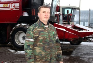 Дмитрий Кухарчик - ведущий инженер по эксплуатации машинно-тракторного парка. В период уборки урожая он садится за штурвалы зерноуборочного и свеклоуборочного комбайнов. Недавно убирал кукурузу на зерно. Целая семейная династия Кухарчиков трудится в хозяйстве. Отец Дмитрия работает трактористом, брат заведует мастерскими в Кваторах.